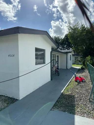 Main picture of 4064 SW 52nd St