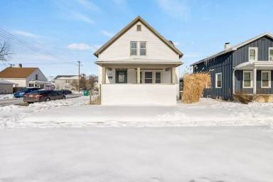 Main picture of 302 E Grove St