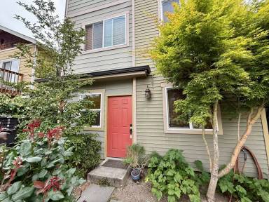 Main picture of 3302 Claremont Ave S
