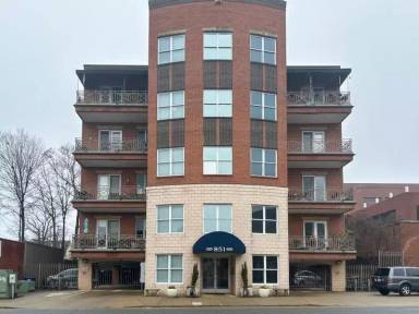 Main picture of 851 W 4th St
