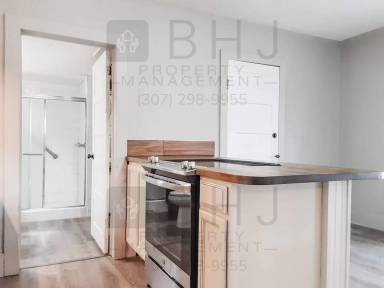 Main picture of 141 W 7th St