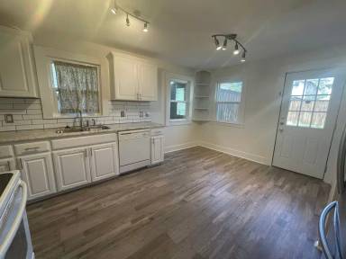 Main picture of 3320 W 5th St