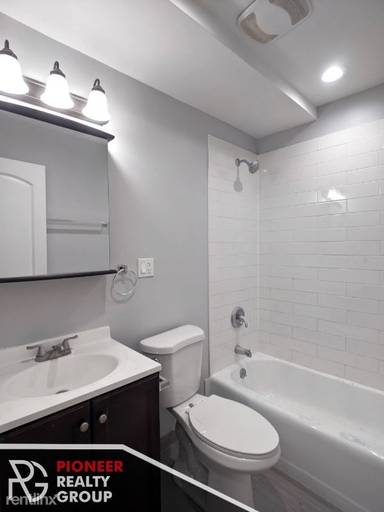 Main picture of 6826 N Ridge Blvd