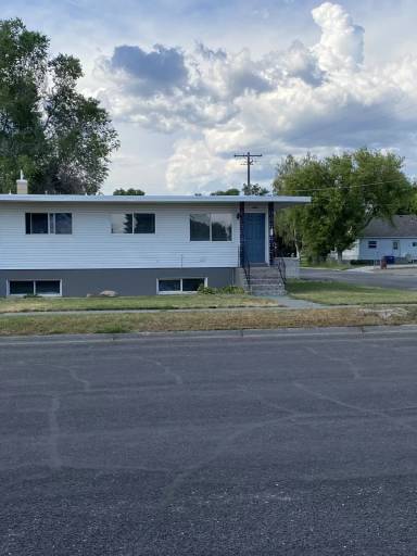 Main picture of 445 1/2 E 1st N