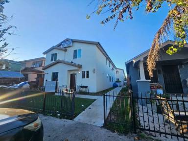 Main picture of 1128 E 28th St