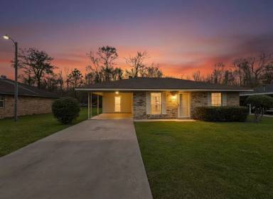 Main picture of 906 Cecile Blvd