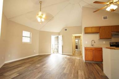 Main picture of 1912 Hubbard St