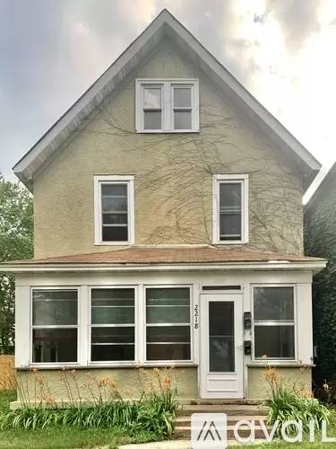 Main picture of 2218 2nd St NE