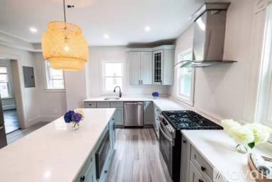 Main picture of 48 Wenham St