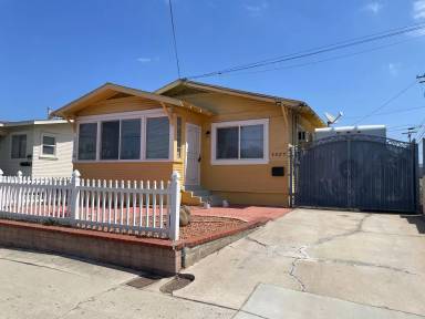 Main picture of 2625 Violet St