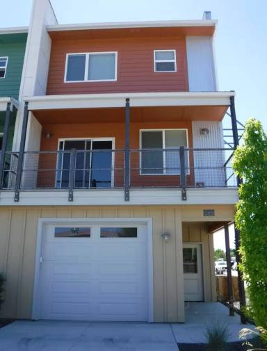 Main picture of 385 E 41st St