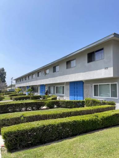 Main picture of 1831 E Grovecenter St