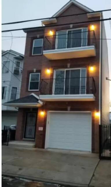 Main picture of 445 S 18th St