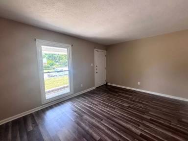 Main picture of 5523 Livingston Dr