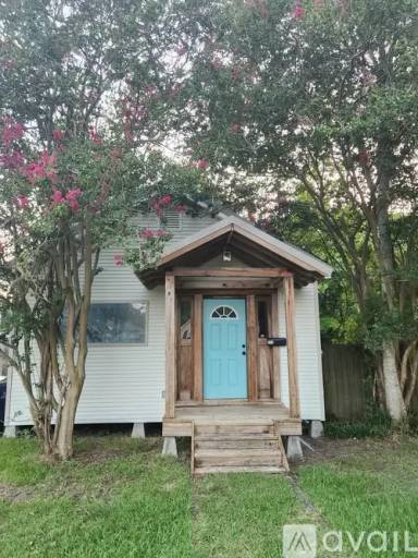 Main picture of 913 Louisa Ave