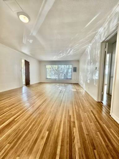 Main picture of 1850 N La Brea Ave