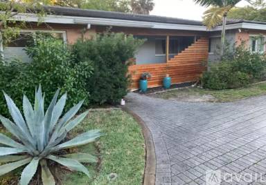 Main picture of 240 NW 33rd St