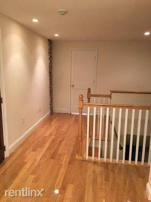 Main picture of 10 Wiget St