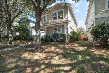 Main picture of 2208 Melissa Oaks Ln
