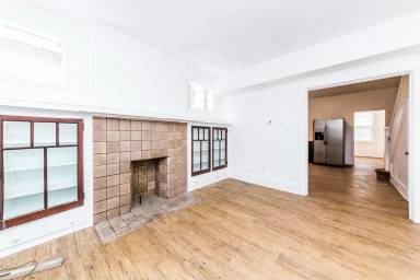 Main picture of 2304 Bensonia Ave