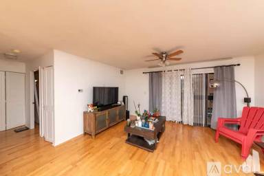 Main picture of 6102 N Sheridan Rd