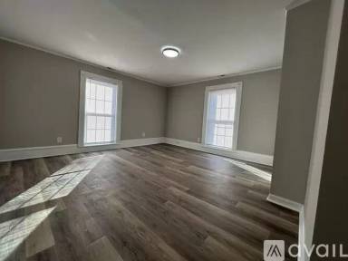 Main picture of 910 N Main St