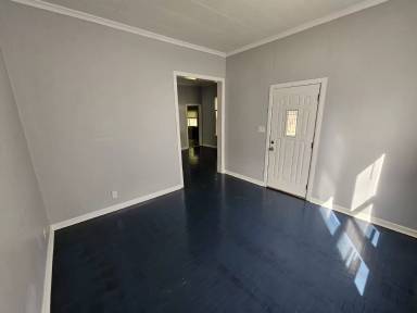 Main picture of 936 W 2nd St