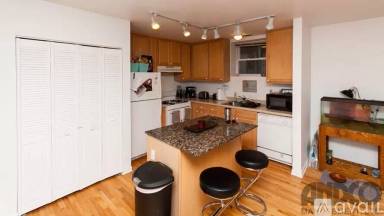 Main picture of 2543 N Southport Ave