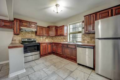 Main picture of 1920 Houston St