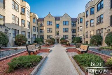 Main picture of 1115 W Oakdale Ave