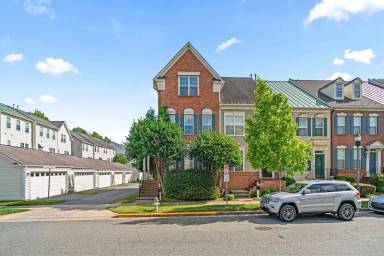 Main picture of 10 Golden Ash Way