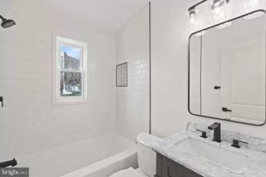 Main picture of 10 E Taylor Run Pkwy