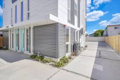 Main picture of 4551 Saturn St