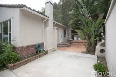 Main picture of 903 N Beverly Glen Blvd