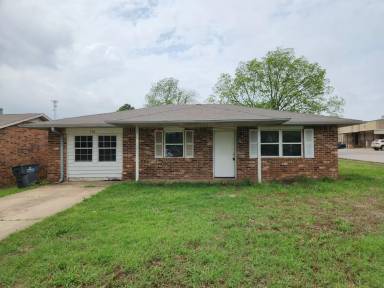 Main picture of 300 S Cash