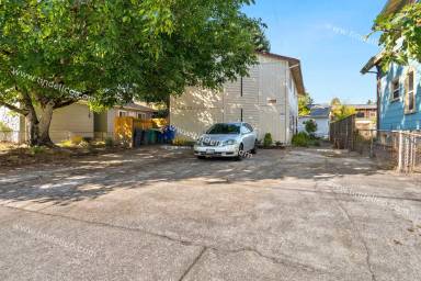 Main picture of 7423 N Williams Ave