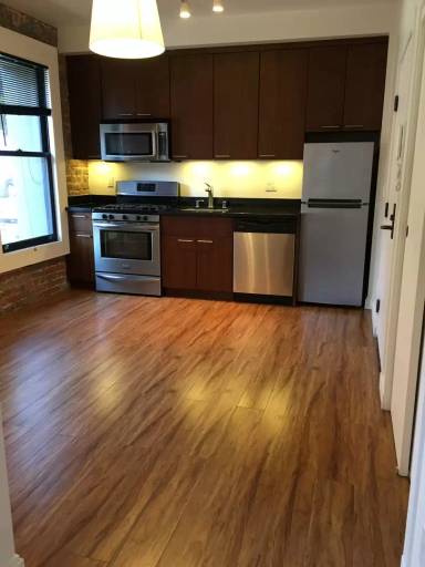 Main picture of 920 Montgomery St