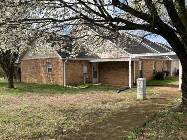 Main picture of 135 Lake Chateau Dr