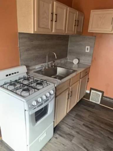 Main picture of 43 1/2 Mulberry St