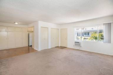 Main picture of 963 S Barrington Ave