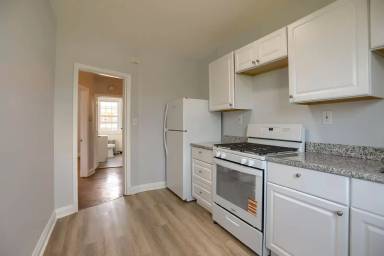 Main picture of 1323 N Kenwood Ave
