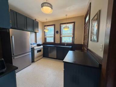 Main picture of 1125 W Jefferson Blvd