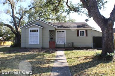 Main picture of 201 W Oak Ln