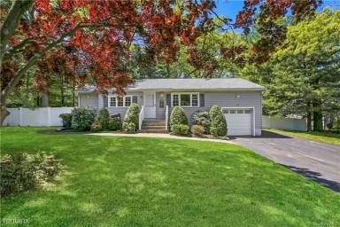 Main picture of 40 Deerfield Dr
