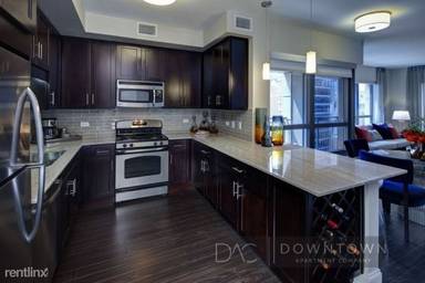 Main picture of 90 W Hubbard St