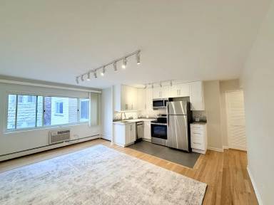 Main picture of 526 W Roscoe St
