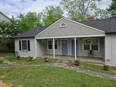 Main picture of 369 Kings Ct SE