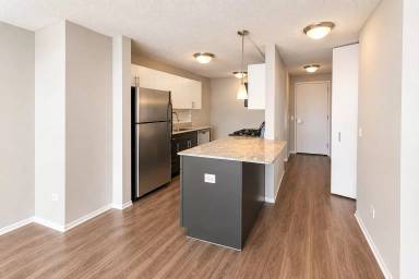 Main picture of 605 W Lake St