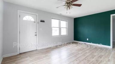Main picture of 33 Carver Cir