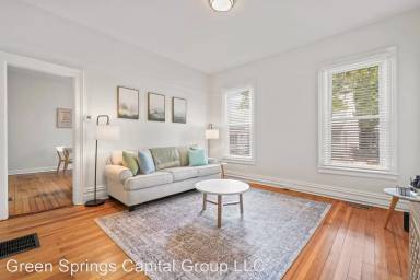 Main picture of 1 Oak St